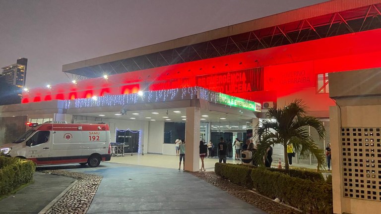  Dezembro Vermelho: fachada do Hospital de Trauma de João Pessoa ganha luzes em apoio à campanha