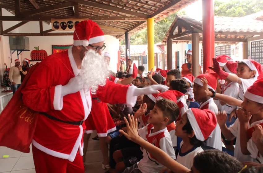  Estudantes da Escola Municipal Fernandes Vieira recebem a visita do Papai Noel e ganham presentes