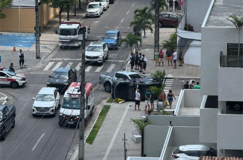  Carros colidem no bairro de Tambaú, em João Pessoa