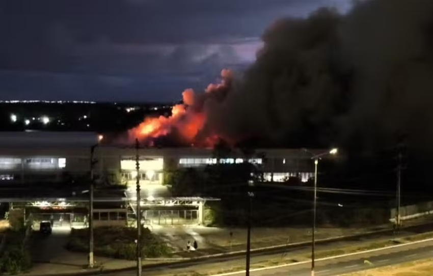  Incêndio atinge prédio de ex-empresa de telemarketing em João Pessoa