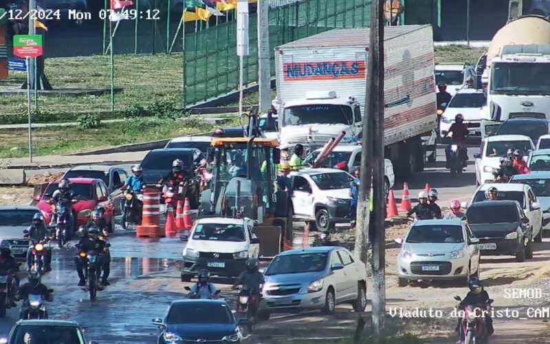  Carro é retirado de cratera no bairro de Água Fria, em JP, mas trânsito continua intenso na região