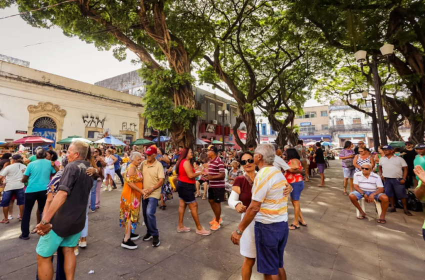  Cantora Juliana Almeida encerra 2024 com samba no Sabadinho Bom