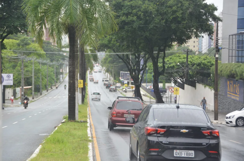  Defesa Civil recebe aviso do Inmet, discute previsão de chuvas fortes e acompanha áreas de risco