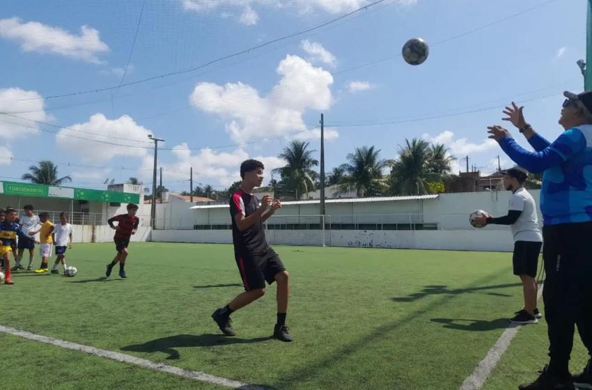  Oficina de futebol de campo reúne crianças e adolescentes de residenciais