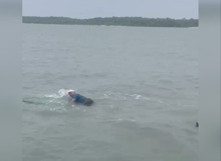  Duas pessoas morrem após barco naufragar em Cabedelo
