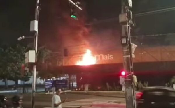 Incêndio atinge fachada de supermercado no bairro de Oitizeiro, em JP; veja vídeo e leia nota