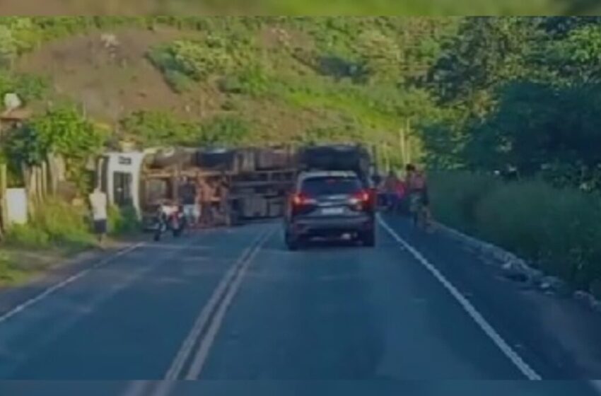 Trânsito é bloqueado após tombamento de caminhão em rodovia entre Pirpirituba e Guarabira, no Brejo paraibano; veja vídeo