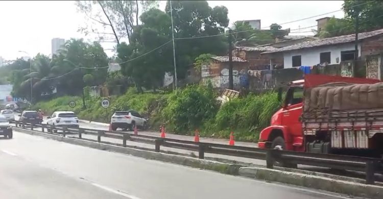 Acidente trava BR-230 em João Pessoa nas primeiras horas desta segunda-feira (19)