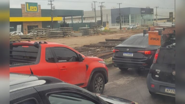 Obras e chuvas fortes dificultam trânsito na BR-230, entre João Pessoa e Cabedelo