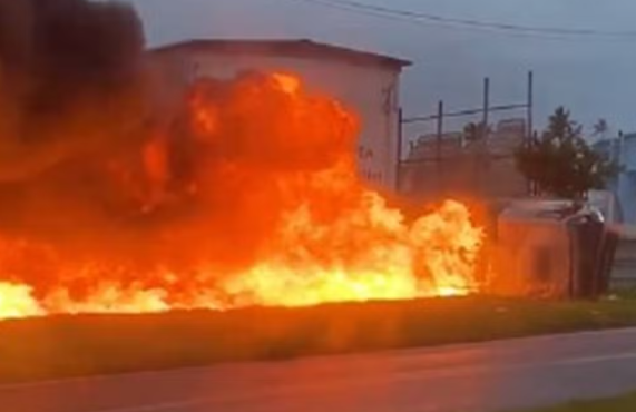 Caminhão-tanque tomba e incendeia, bloqueando BR-101 em direção a João Pessoa