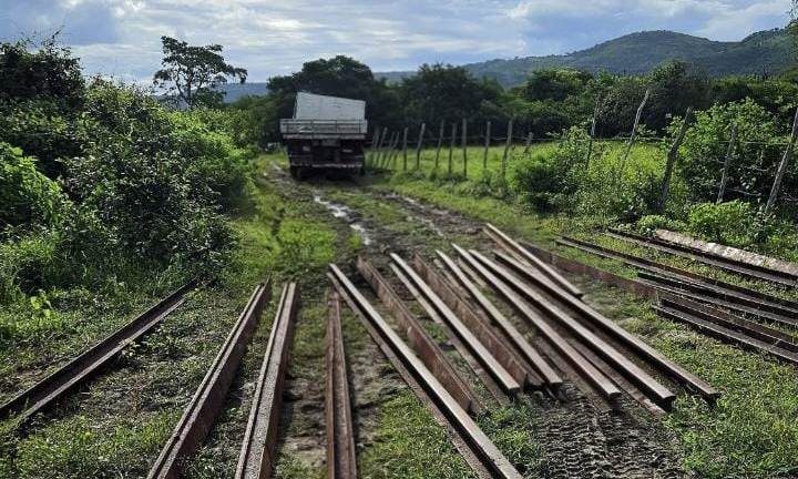 Homem é flagrado tentando furtar trilhos de trem em Mogeiro