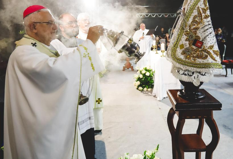 Primeira noite da Festa das Neves 2025 é marcada por chuva, celebração religiosa e show musical