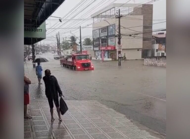 Alagamento no Bairro Valentina: Caminhão fica preso em alagamento e Fiat Uno escapa sem danos