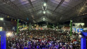  Multidão celebra Dia dos Pais com show gratuito de humor de Renan da Resenha, José Fabiano e Mução em Santa Luzia