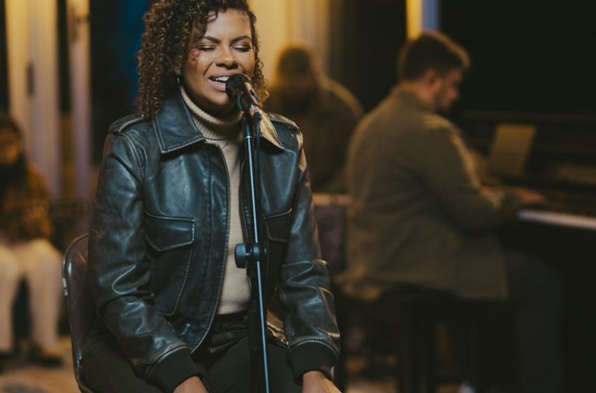  Nívea Soares lança álbum acústico “Em Casa”