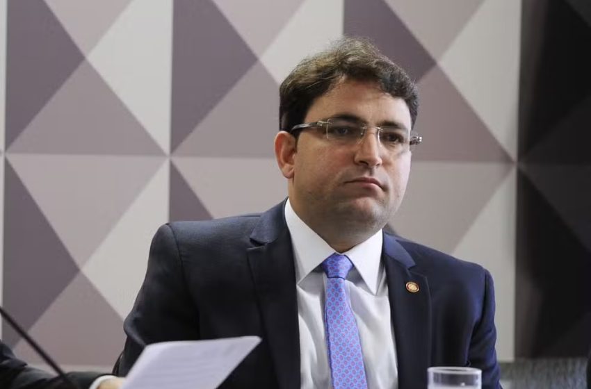 PF faz operação contra ex-servidor do STJ suspeito de vazar informações a advogado amigo de Flávio Bolsonaro