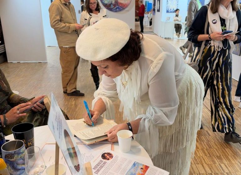  Apresentadora da TV Master, Carmem Eleôonora lança livro sobre pioneiras da engenharia brasileira em Paris