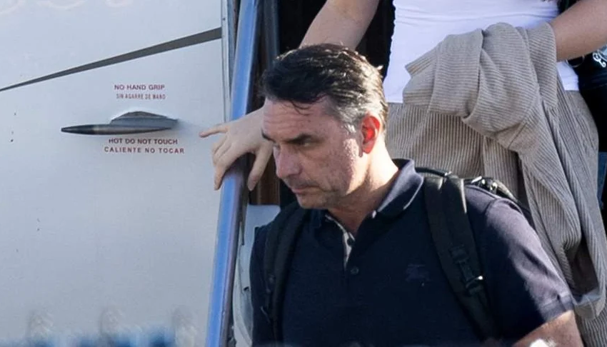 Flávio Bolsonaro afirma que recebeu orientação do pai antes de deixar o Brasil e diz que pretende voltar à disputa presidencial